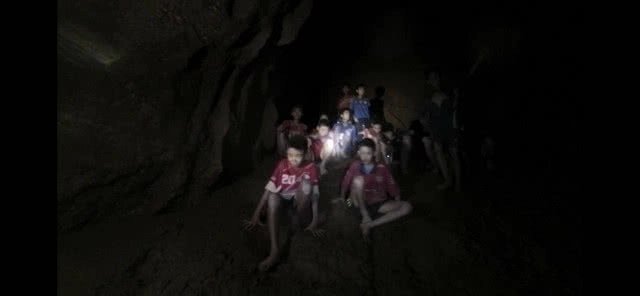 เผย(คลิป)แรกหลังพบ 13 ชีวิตติดถ้ำหลวง
