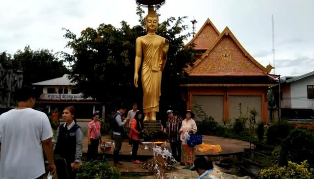 ป้า 'โค้ชเอก' ทำพิธีตามความเชื่อของทางสิบสองปันนา หวังให้ทุกคนปลอดภัย