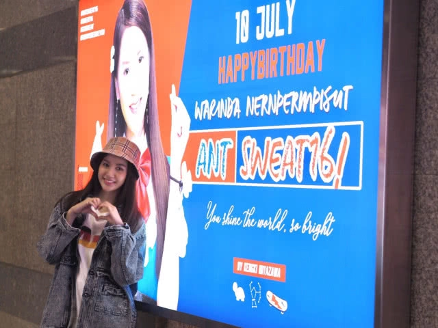 โอตะ จัดเต็ม! ซื้อป้ายโฆษณา MRTอวยพรวันเกิด "แอ๊นท์" กัปตัน SWEAT16