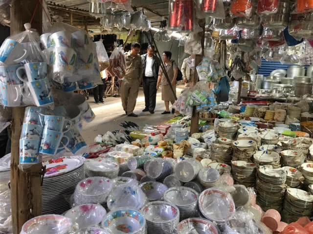 สคบ.ลุยตลาดช่องจอม ตรวจสินค้าอันตรายวางขายเกลื่อน