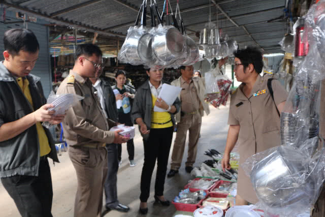 สคบ.ลุยตลาดช่องจอม ตรวจสินค้าอันตรายวางขายเกลื่อน