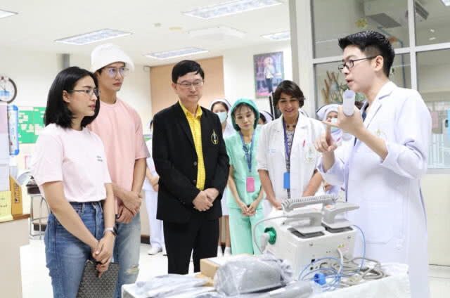 ดาราคู่บุญ! "พุฒ-จุ๋ย" บริจาคเครื่องปั้มหัวใจ ร.พ.เด็ก กรุงเทพฯ