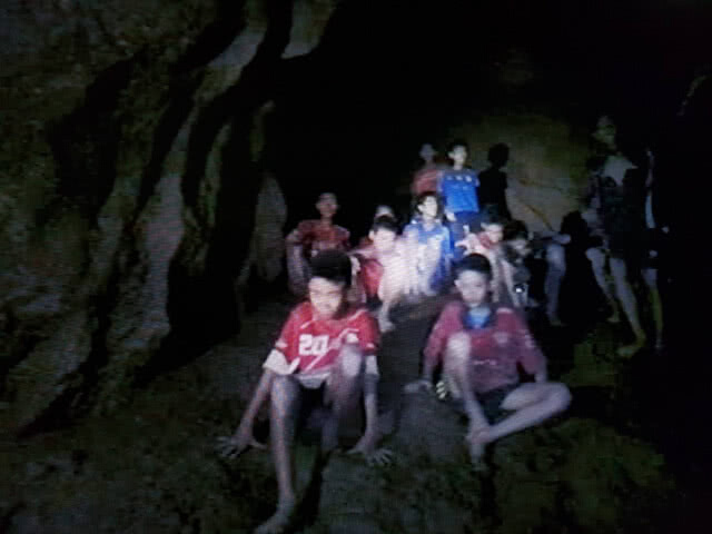 พบพร้อมกันทั่วประเทศ!!! 13 ชิวิตติดถ้ำหลวง ออกมาแข็งแรงเมื่อไหร่ จัดแถลงพร้อมกัน