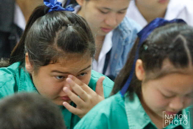 "เพื่อนหมูป่า" ร้องเพลง "กำลังใจในความมืด"