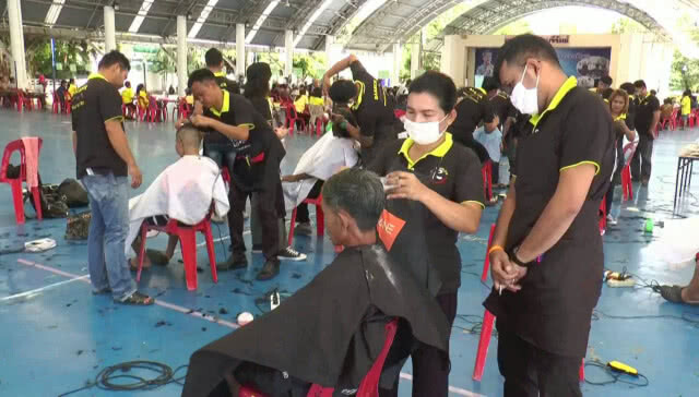 อาจารย์-นศ.สารพัดช่างบริการตัดผมฟรีทำดีถวายพระเจ้าอยู่หัว ร.10