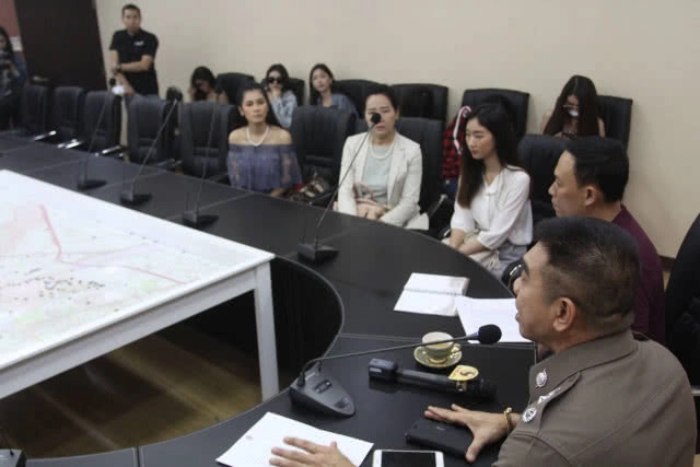 9 พริตตี้สาวตบเท้าเข้าให้ปากคำ รับข้อหาชวนเล่นพนันฟุตบอล - คิวต่อไปเรียก 3 นักพากษ์ (ชมคลิป)