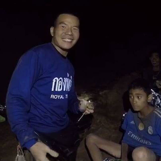 "หมอภาคย์" เข้าถ้ำ ทำแผล 13 หมูป่า