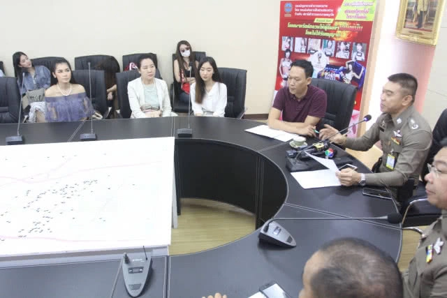 9 พริตตี้สาวตบเท้าเข้าให้ปากคำ รับข้อหาชวนเล่นพนันฟุตบอล - คิวต่อไปเรียก 3 นักพากษ์ (ชมคลิป)