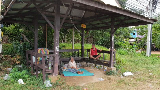 สุดเวทนา..แม่เฒ่าขาพิการถูกลูกขับไล่ไร้บ้าน ใช้ชีวิตกับหลานพิการข้างถนน