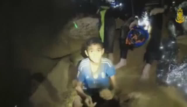 ญาติ 13 หมูป่า ดูคลิปลูกหลานภายในถ้ำ