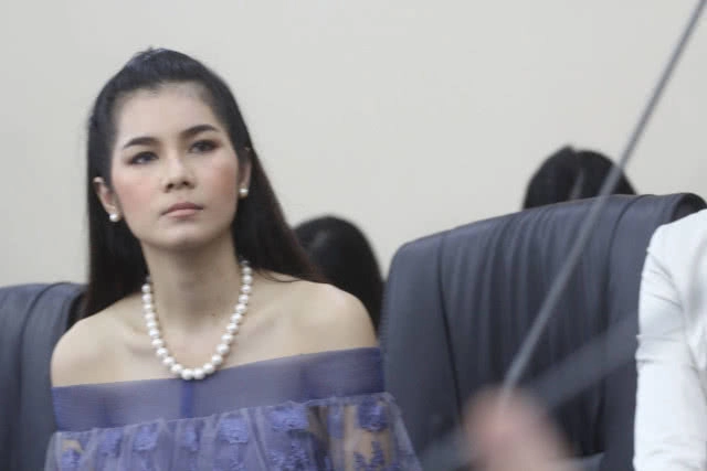 9 พริตตี้สาวตบเท้าเข้าให้ปากคำ รับข้อหาชวนเล่นพนันฟุตบอล - คิวต่อไปเรียก 3 นักพากษ์ (ชมคลิป)