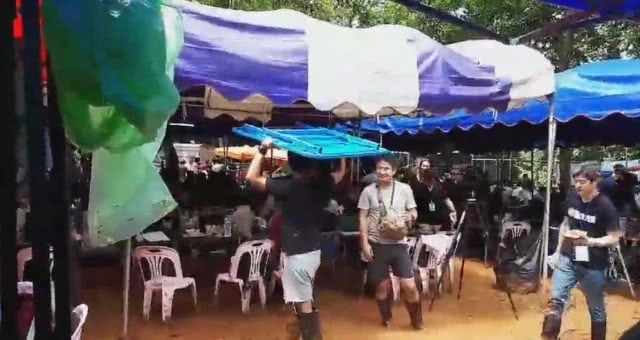 นักข่าวญี่ปุ่นซื้อโต๊ะเก้าอี้เอง ปักหลักเกาะติดต่อ ข่าว "หมูป่า ออกจากถ้ำ (ชมคลิป)