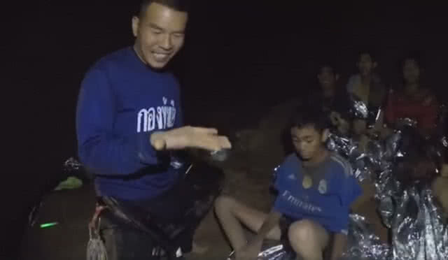 ญาติ 13 หมูป่า ดูคลิปลูกหลานภายในถ้ำ
