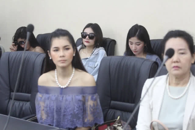 9 พริตตี้สาวตบเท้าเข้าให้ปากคำ รับข้อหาชวนเล่นพนันฟุตบอล - คิวต่อไปเรียก 3 นักพากษ์ (ชมคลิป)