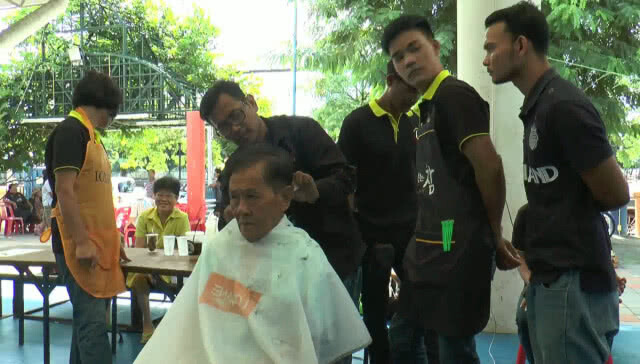 อาจารย์-นศ.สารพัดช่างบริการตัดผมฟรีทำดีถวายพระเจ้าอยู่หัว ร.10