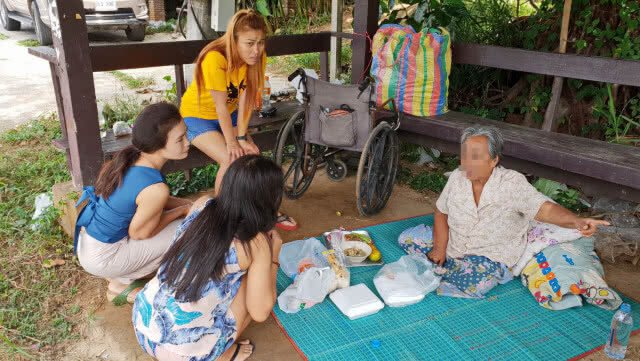 สุดเวทนา..แม่เฒ่าขาพิการถูกลูกขับไล่ไร้บ้าน ใช้ชีวิตกับหลานพิการข้างถนน