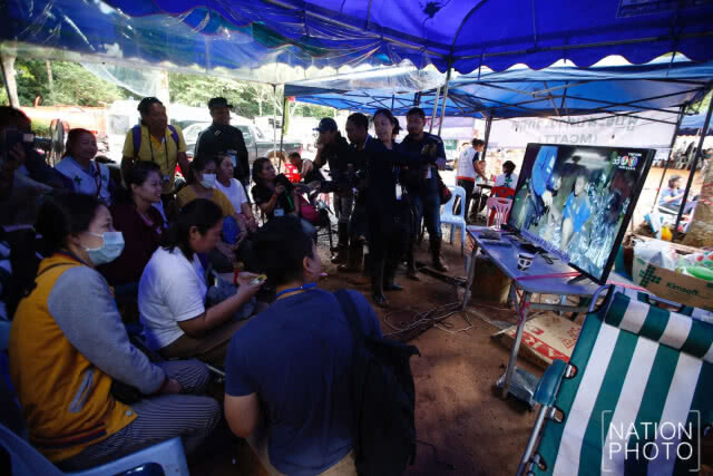 ญาติ 13 หมูป่า ดูคลิปลูกหลานภายในถ้ำ
