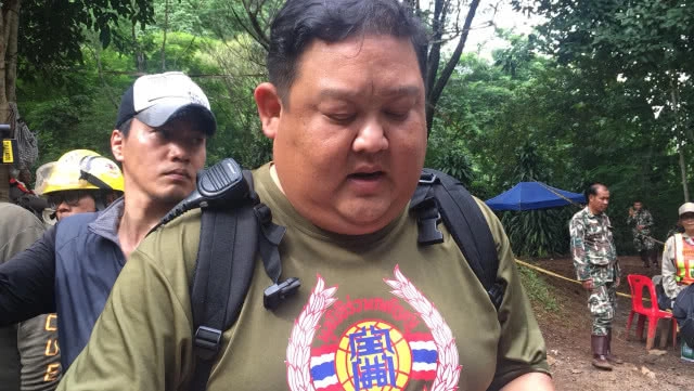 (มีคลิป) 'บิณฑ์ -โบ๊ท'  2 ดารากู้ภัย ทีมอาสาสมัครมูลนิธิร่วมกตัญญู เร่งนำหน้ากากดำน้ำ-ไฟฉายสนับสนุน