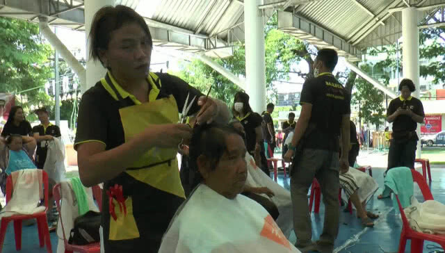 อาจารย์-นศ.สารพัดช่างบริการตัดผมฟรีทำดีถวายพระเจ้าอยู่หัว ร.10