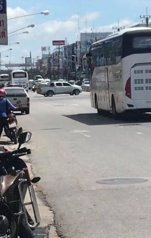 รวบแล้ว! โจ๋กระบะซิ่งฝ่าด่านตำรวจบางละมุง สารภาพหลอนยาหลังถูกเรียกตรวจ(มีคลิป)