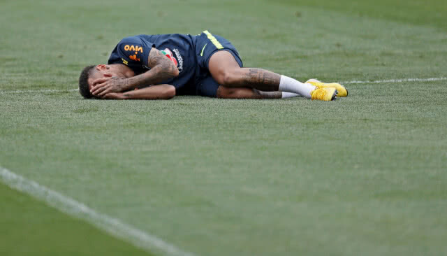 สุดฮา! เด็กซ้อมบอล ล้อเลียน "เนย์มาร์นอนเจ็บ"