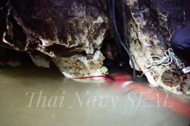 ปริมาณน้ำในถ้ำหลวงลดลง จนท.เร่งปิดทางน้ำไหลเข้าถ้ำ