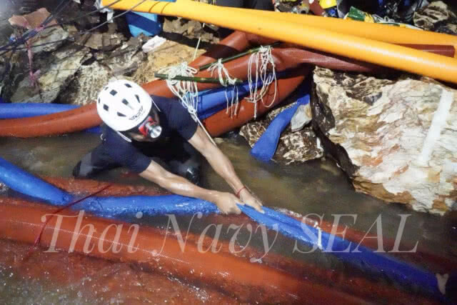 ปริมาณน้ำในถ้ำหลวงลดลง จนท.เร่งปิดทางน้ำไหลเข้าถ้ำ