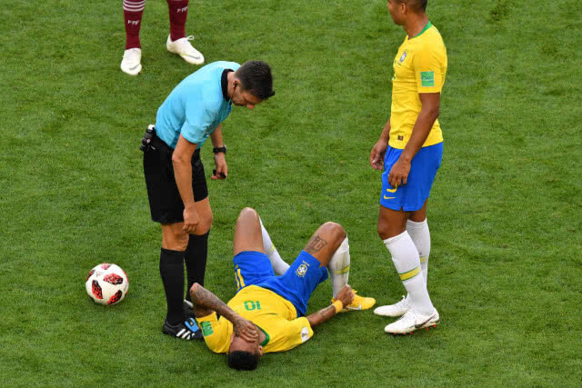 สุดฮา! เด็กซ้อมบอล ล้อเลียน "เนย์มาร์นอนเจ็บ"
