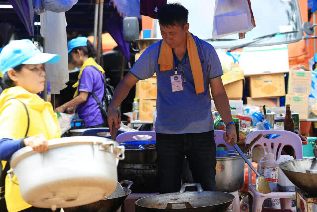 จิตอาสาระดมเก็บขวดน้ำ นำไปดัดแปลงเป็นทุ่น-เสื้อชูชีพสนับสนุนซีล ช่วยหมูป่า