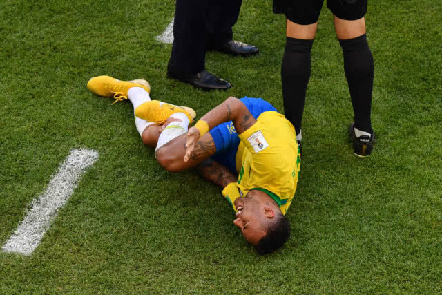 โล้นทองคำ ป้อง "เนย์มาร์" ดิ้นเกินจริง