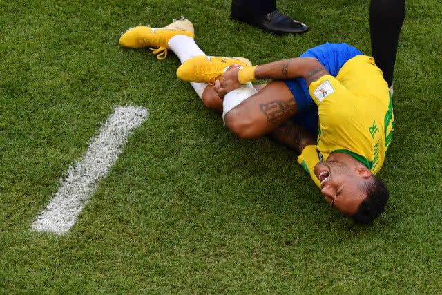 สุดฮา! เด็กซ้อมบอล ล้อเลียน "เนย์มาร์นอนเจ็บ"