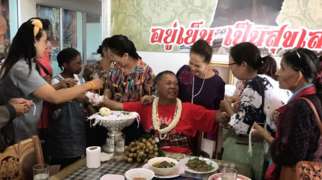 เต้น-ชมรมคนรักอุดรแห่รับ "ขวัญชัย" พ้นคุก งดจ้อการเมืองรักษาสุขภาพ(มีคลิป)