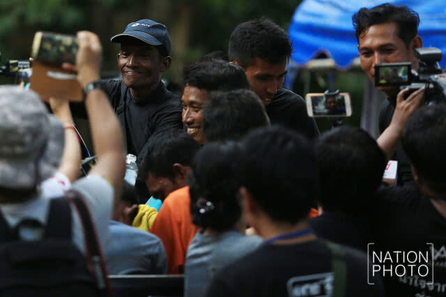 อีกหนึ่งผู้เสียสละ!!! "ทีมเก็บรังนกเกาะลิบง" โบกมือทักทายสื่อ พร้อมขอให้เราทุกคนสู้ๆเพื่อน้องๆ