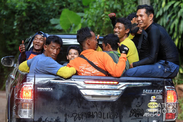 อีกหนึ่งผู้เสียสละ!!! "ทีมเก็บรังนกเกาะลิบง" โบกมือทักทายสื่อ พร้อมขอให้เราทุกคนสู้ๆเพื่อน้องๆ