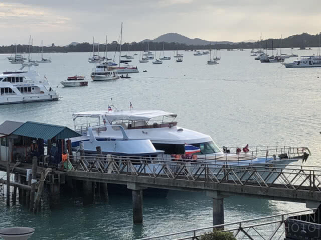 เรือนำเที่ยวจอดเรียงรายที่ท่าเทียบเรืออ่าวฉลอง