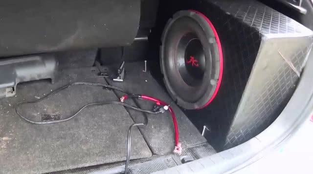 โจรแสบ! ลักขโมยเครื่องเสียงรถยนต์-ล้อแม็ค (มีคลิป)