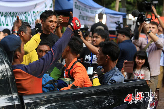 อีกหนึ่งผู้เสียสละ!!! "ทีมเก็บรังนกเกาะลิบง" โบกมือทักทายสื่อ พร้อมขอให้เราทุกคนสู้ๆเพื่อน้องๆ
