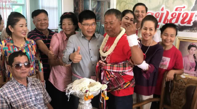 เต้น-ชมรมคนรักอุดรแห่รับ "ขวัญชัย" พ้นคุก งดจ้อการเมืองรักษาสุขภาพ(มีคลิป)