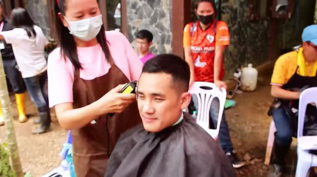 จิตอาสาตัดผมฟรี! ให้จนท.-จิตอาสาในศูนย์ค้นหาช่วยเหลือทีมหมูป่า(มีคลิป)