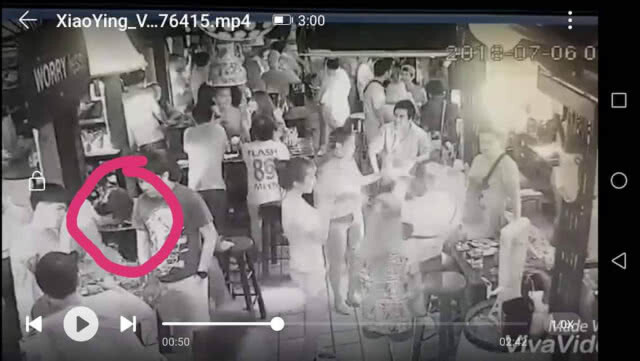จิตใจทำด้วยอะไร!!! หนุ่มโพสโซเชียลชายสองคนเก็บเงินหล่นขณะเช็คบิล