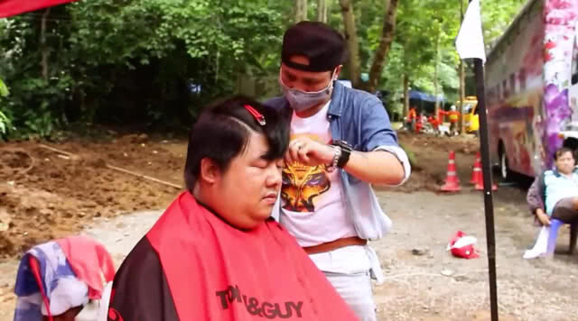 จิตอาสาตัดผมฟรี! ให้จนท.-จิตอาสาในศูนย์ค้นหาช่วยเหลือทีมหมูป่า(มีคลิป)
