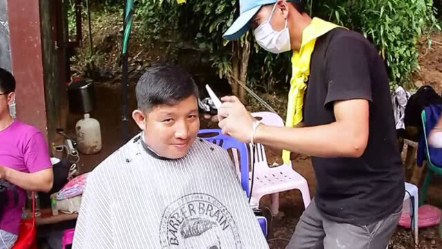 จิตอาสาตัดผมฟรี! ให้จนท.-จิตอาสาในศูนย์ค้นหาช่วยเหลือทีมหมูป่า(มีคลิป)