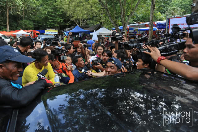 อีกหนึ่งผู้เสียสละ!!! "ทีมเก็บรังนกเกาะลิบง" โบกมือทักทายสื่อ พร้อมขอให้เราทุกคนสู้ๆเพื่อน้องๆ