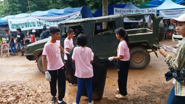 น่าประทับใจ!! จิตอาสาเด็กช่วยเก็บขยะ "ถ้ำหลวง"