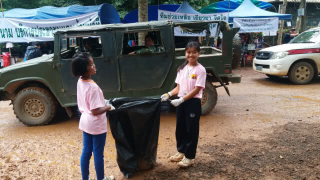 น่าประทับใจ!! จิตอาสาเด็กช่วยเก็บขยะ "ถ้ำหลวง"