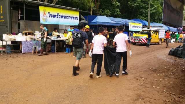 น่าประทับใจ!! จิตอาสาเด็กช่วยเก็บขยะ "ถ้ำหลวง"