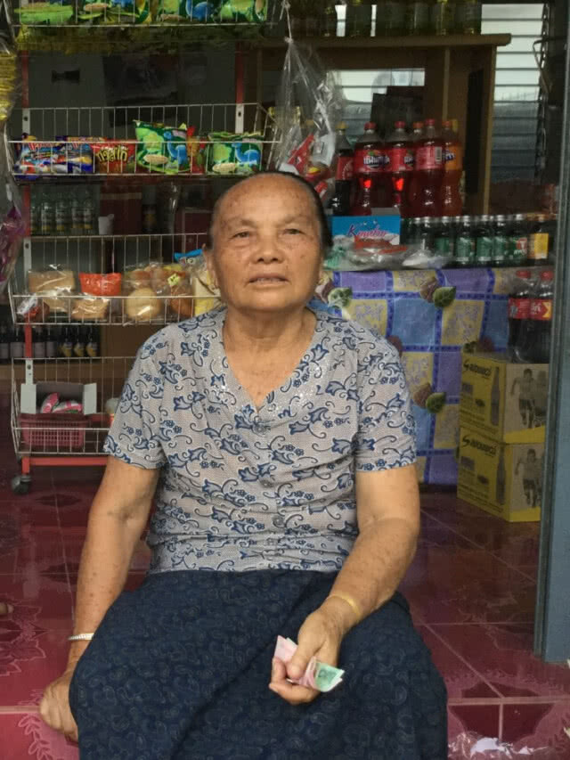 ยายเจ้าของร้านของชำ อธิษฐานขอให้เด็กออกมาปลอดภัย