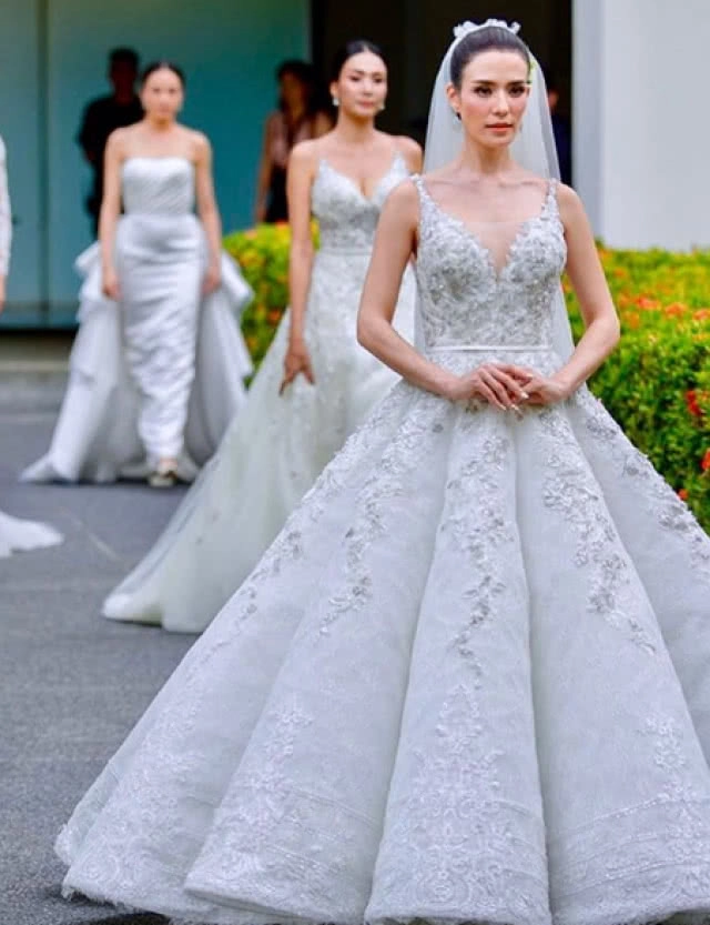 ส่องชุดเจ้าสาวฉบับ "ซูซี่ สุษิรา" ชุดไหนอลัง