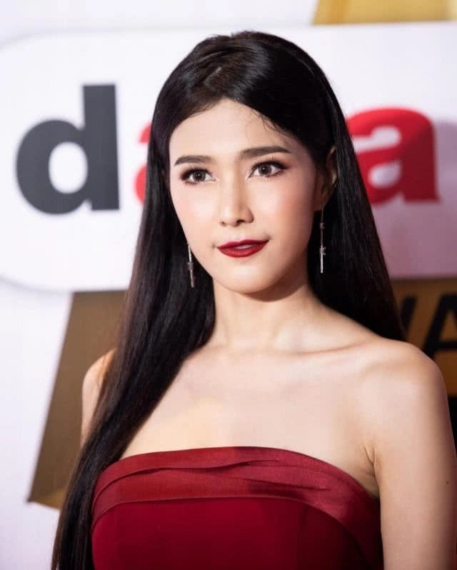 อะไรยังไง 'แนท' เดือดปุด!  โพสต์จอดำ"โครตเลว"' พร้อมคอมเม้นท์ "ผู้ชายก็ชั่ว ผู้ ญ ก็เลววว พออ" 