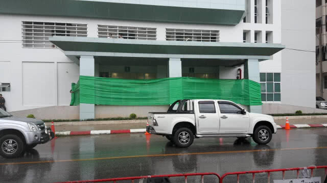 ประกาศ!!! 15.00 น. ขอให้สื่อออกจากพื้นที่ หลังรพ.เชียงรายฯ ขึงสแลนกั้นห้ามสื่อบันทึกภาพ 13 ชีวิต